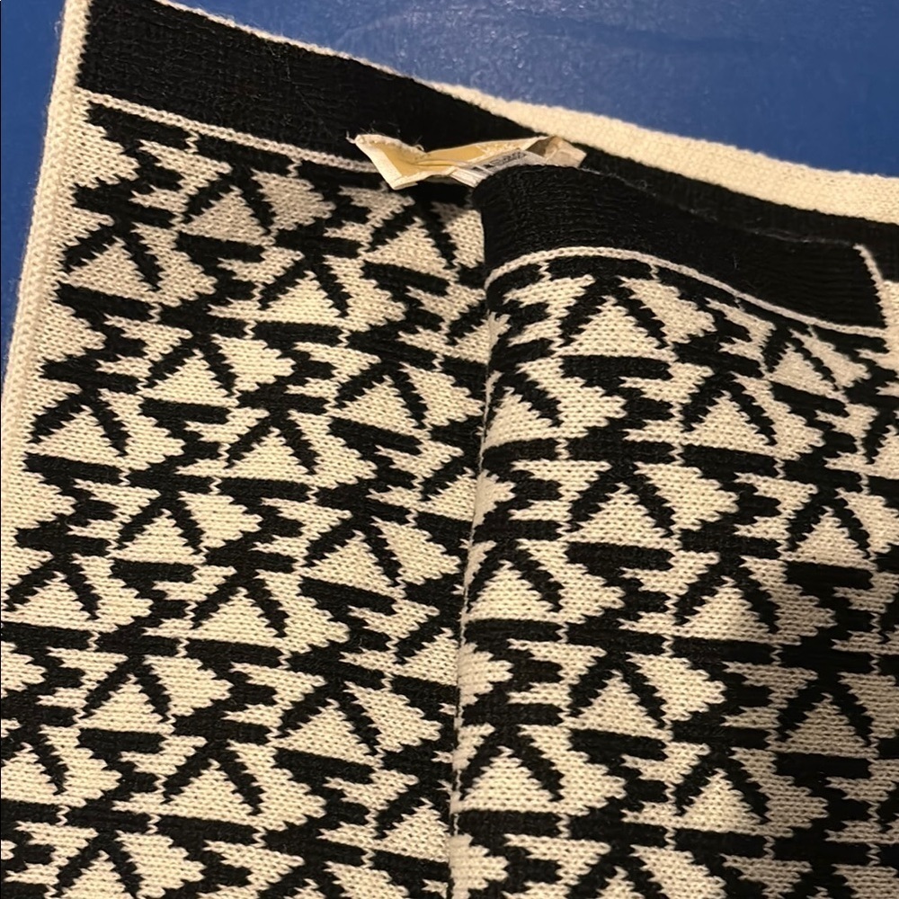 NWT Michael Kors Black and White Patterned Scarf - Picture 3 of 4